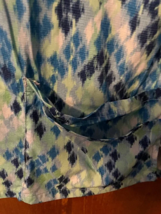 Blue-Green Printed V-Neck Scrub Top - Picture 4 of 5